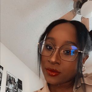 Meet your Posher, Alexis